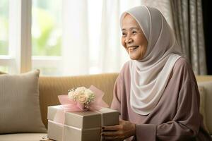 malaio Senior mulher com presente caixa. ai gerado foto
