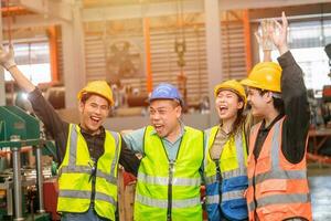 grupo do engenheiro trabalhador equipe cumprimento alegre feliz sorridente rindo junto. foto