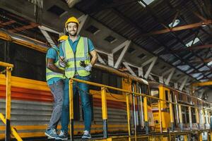 feliz trabalhador engenheiro masculino trabalhando pesado indústria locomotiva serviço funcionários sorridente apreciar às trabalhos foto