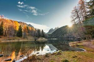 nascer do sol às lago Palpuogna perto a Álbula dentro svizzera foto