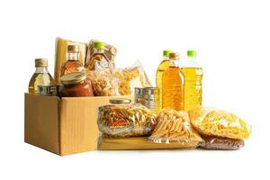 alimentos para doação, armazenamento e entrega. vários alimentos, massas, óleo de cozinha e alimentos enlatados em caixa de papelão. foto