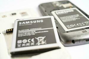 Bangkok, Tailândia. pode 1 2023 técnico reparação e inserir bateria para Smartphone Samsung. foto