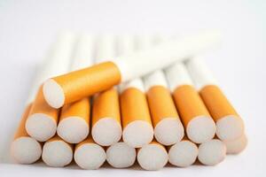 cigarro, tabaco em rolo de papel com tubo de filtro, conceito de não fumar. foto
