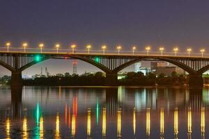 iluminação noturna da ponte da cidade foto