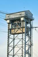 ponte elevatória vertical de dois níveis com estrada de carro de ferrovias foto