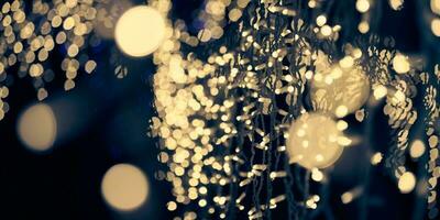 bokeh de luzes amarelas pálidas de guirlandas de férias de natal, luzes de fundo abstratas festivas desfocadas foto