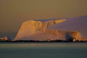 lemaire estreito costeiro paisagem, montanhas e icebergs, antártico Península, antártica. foto