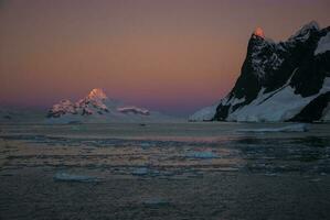 lemaire estreito costeiro paisagem, montanhas e icebergs, antártico Península, antártica. foto