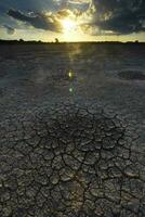 quebrado seco solo dentro uma pampas lagoa, la pampa província, Patagônia, Argentina. foto