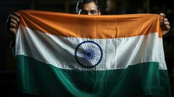 mão segurando Índia bandeira foto