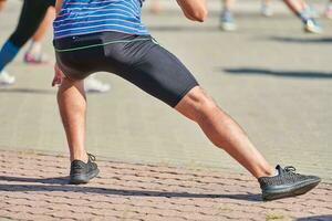 jovem aquecendo antes de correr a maratona foto