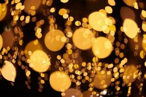 amarelo luzes bokeh a partir de Natal feriado guirlandas, borrado festivo fundo, abstrato luzes foto