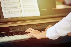 mulher toca piano elétrico em apresentação de música ao ar livre, vista de perto para mãos ágeis foto