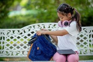 ásia fofa primário escola meninas embalagem seus escola bolsas, preparando para a primeiro dia do escola. foto