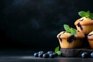 delicioso mirtilo bolos Sombrio fundo com esvaziar espaço para texto foto