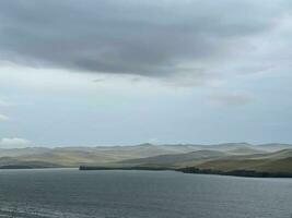 lago baikal dentro a cedo manhã, nebuloso neblina sobre a água. sombrio severo panorama foto