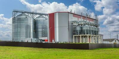 agro silos em agroindustrial complexo e grão secagem e sementes limpeza linha. foto