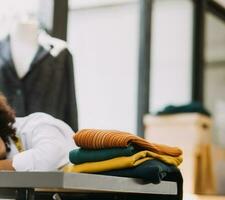 proprietário o negócio ásia jovem mulheres moda desenhador trabalhando em dela desenhador dentro a showroom, estilo de vida à moda alfaiate levando Medidas em manequim para corte panos dentro estúdio. pequeno o negócio foto