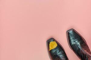 sapatos de mulher à prova d'água de outono com gotas de chuva, copie o espaço foto