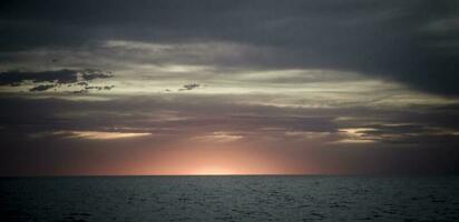 oceano e céu pôr do sol panorama foto