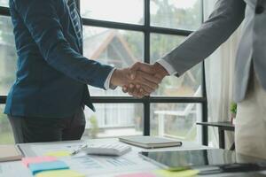 trabalho em equipe executivos colegas o negócio pessoas aperto de mão depois de encontro foto