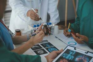 cortada imagem do bem sucedido médico médicos discutindo diagnóstico durante a conferência foto