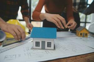 reunião de trabalho em equipe de engenharia, desenho trabalhando na reunião de projeto para o projeto que trabalha com o parceiro na construção de modelos e ferramentas de engenharia no local de trabalho, construção e conceito de estrutura. foto