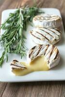 grelhado queijo Camembert queijo com fresco alecrim foto