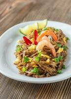 prato de pad thai - macarrão de arroz frito tailandês foto