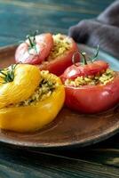 recheado tomates com Castanho e selvagem arroz misturar foto