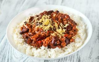 chili com carne servida com arroz branco foto