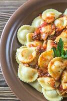 parte do Ravioli com marinara molho foto