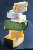 vários tipos de queijo foto