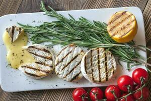 grelhado queijo Camembert queijo com cereja tomates e alecrim foto