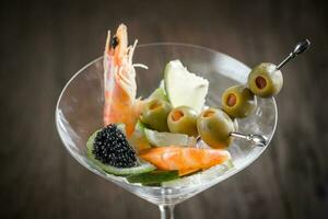 frutos do mar dentro martini vidro foto
