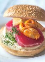 sanduíche com atum, caranguejo garra e mozzarella foto