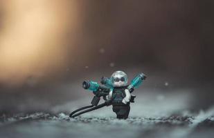Varsóvia 2020 - a minifigura do super-herói de lego sr. congelar foto