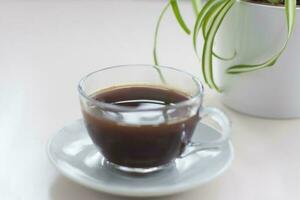 perfumado Preto café carrinhos em uma luz mesa. café da manhã com café. faço café dentro uma turco. foto