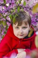 retrato do uma criança dentro Rosa maçã flores. maçã árvore dentro florescer. Primavera floração do a maçã Pomar. fundo para apresentações, cartazes, bandeiras, e cumprimento cartões foto