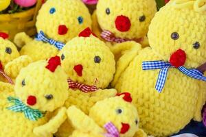 tricotado brinquedos. malha Páscoa amarelo galinhas. feito à mão Páscoa brinquedo, pelúcia recheado brinquedos, foto