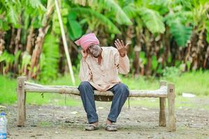 feliz indiano agricultor. banana plantar, velho pobre agricultor , trabalhador foto