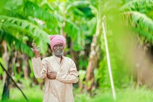 feliz indiano agricultor. banana plantar, velho pobre agricultor , trabalhador foto