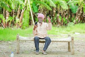 feliz indiano agricultor. banana plantar, velho pobre agricultor , trabalhador foto