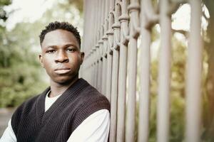 jovem africano americano homem ar livre, rua retrato. outono ou Primavera estação foto