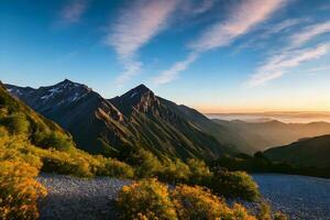 vista panorâmica da montanha ao amanhecer foto