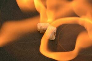 droga disposição branco pílulas em fogo em uma Preto fundo foto