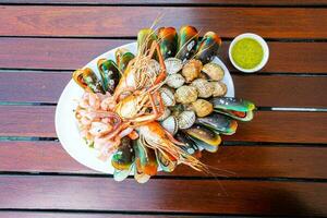 frutos do mar camarão -camarões mexilhões mexilhão em prato e Sombrio cozido em fundo Comida foto