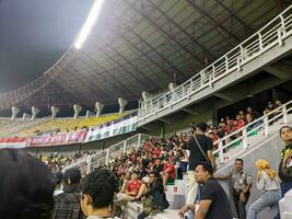 Surabaia, Indonésia - 22 Junho 2023 - uma Visão e atmosfera com muitos Indonésia apoiante às gelora besteira tomo. Indonésia vs palestina amigáveis corresponder. foto