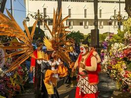 Surabaya - Indonésia - 2023 - a grupo do participantes quem tomou parte dentro a Surabaya aniversário celebração parada. Surabaia, Indonésia - poderia, 2023 foto