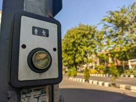 uma botão para virar em a tráfego luz para pedestres cruzando foto